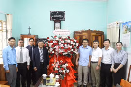 Đoàn công tác của tỉnh Gia Lai thăm, chúc mừng Lễ phục sinh 