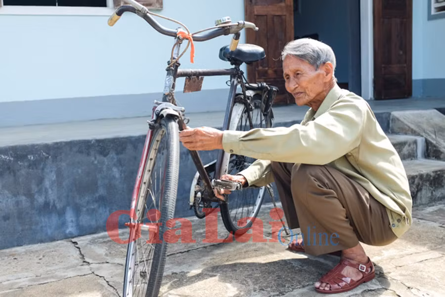 Hàng ngày ông vẫn kiểm tra, “chăm sóc” chiếc xe như một kỷ vật đặc biệt. Ảnh: Hoàng Ngọc