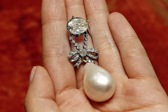 Mặt dây chuyền kim cương và ngọc trai tự nhiên "Queen Marie Antoinette's Pearl". Ảnh: AP Mặt dây chuyền kim cương và ngọc trai tự nhiên
