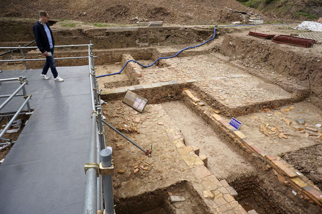 Khu vực dấu tích dải nền trang trí kiểu 