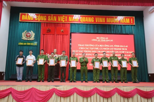 Khen thưởng đột xuất cho 15 đơn vị và các cá nhân tham gia phá án vụ cướp ngân hàng tại Gia Lai