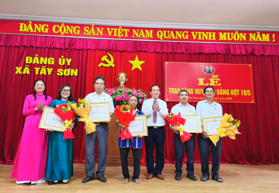 gl-trao-huy-hieu-dang-3.jpg