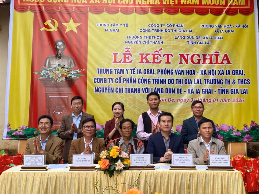 lanh-dao-4-co-quan-don-vi-cung-can-bo-lang-dun-de-ky-ket-quy-che-phoi-hop-ket-nghia.jpg