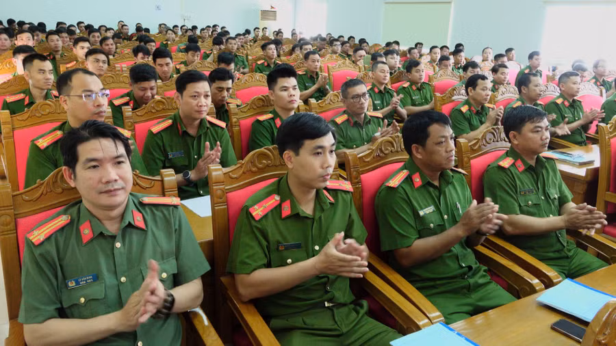 glo-tap-huan-cong-an.jpg