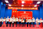 Đảng ủy phường Diên Hồng trao huy hiệu Đảng cho 244 đảng viên đợt 2-9