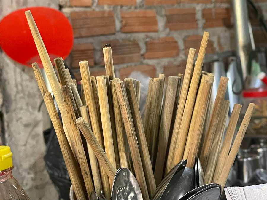 Đũa không được đặt trong hộp có nắp đậy, xuất hiện tình trạng thân đũa mốc. Ảnh: Hoàng Hoài Đũa không được đặt trong hộp có nắp đậy, xuất hiện tình trạng thân đũa mốc. Ảnh: Hoàng Hoài