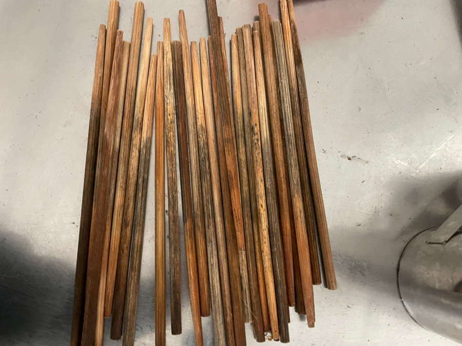 Đũa ẩm, mốc meo, bốc mùi. Ảnh: Bích Ngọc Đũa ẩm, mốc meo, bốc mùi. Ảnh: Bích Ngọc