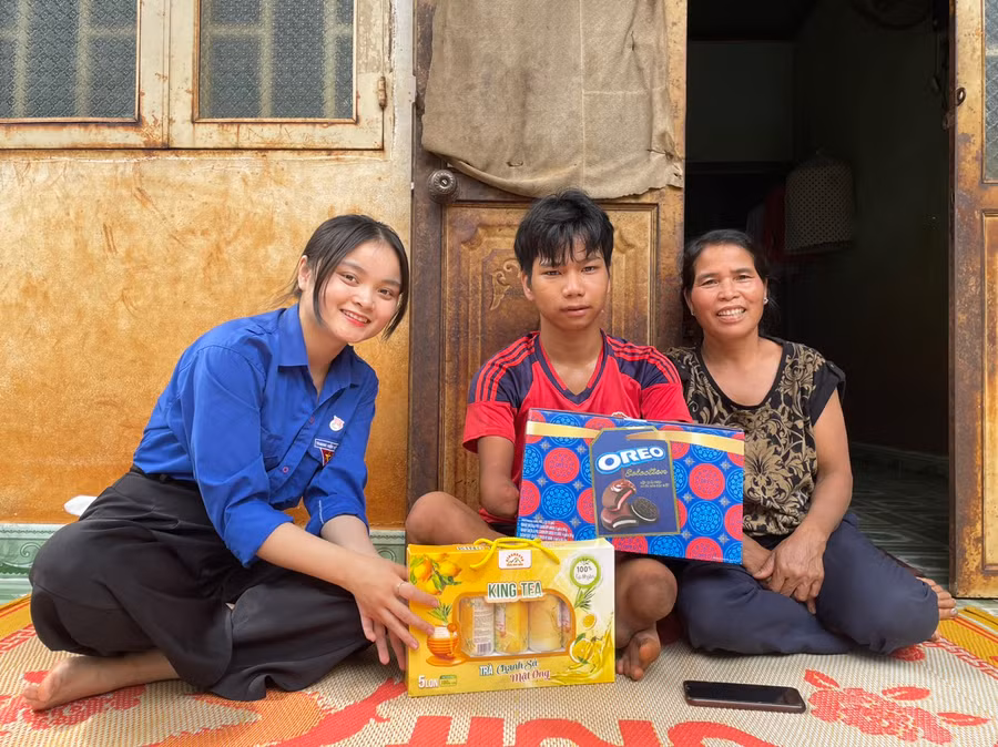 Trong 3 năm đồng hành, đại diện Chi đoàn Báo Gia Lai thường xuyên đến thăm nhà, động viên em Ksor Đức. Ảnh: Bích Ngọc