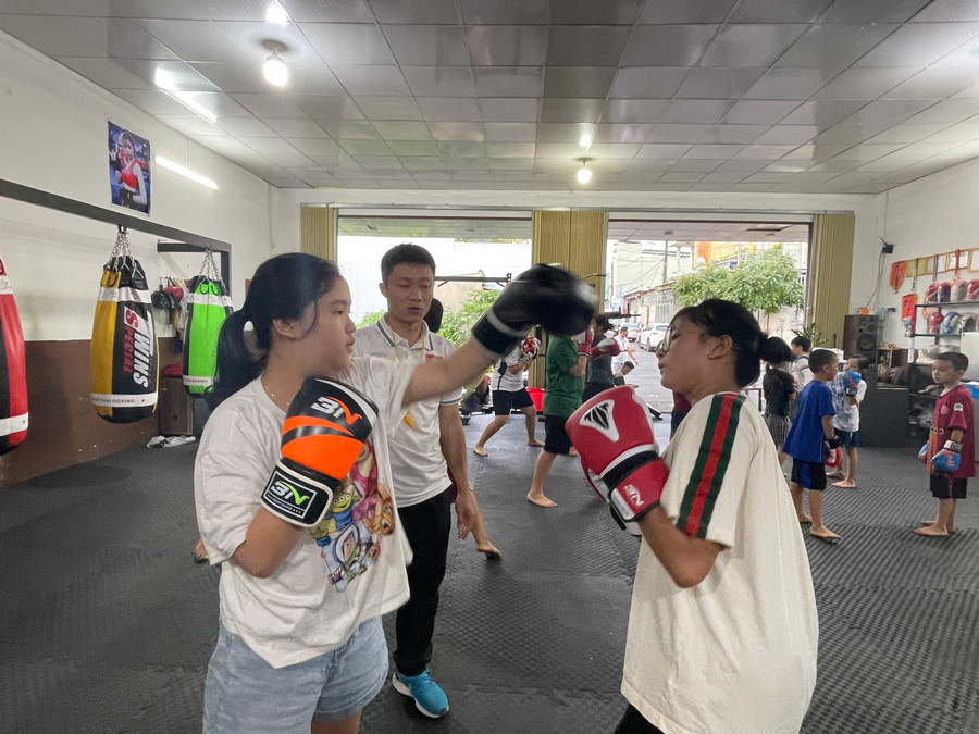 Các bạn nữ hăng hái tập luyện. Ảnh: Bích Ngọc