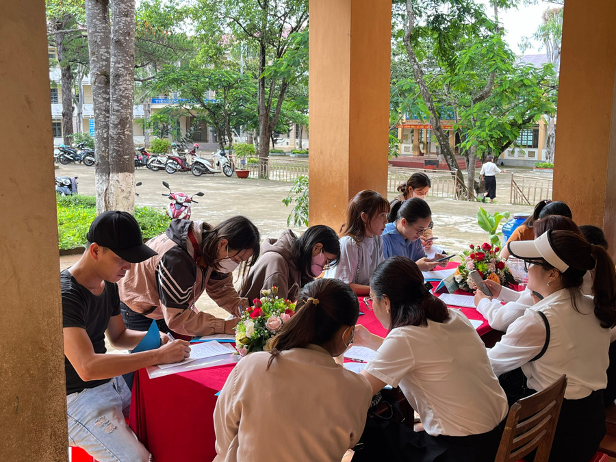 Nhiều phụ huynh có mặt tại Trường Tiểu học Nguyễn Văn Trỗi (phường Hoa Lư, TP. Pleiku) để đăng ký nhập học cho con. Ảnh: Hoàng Hoài