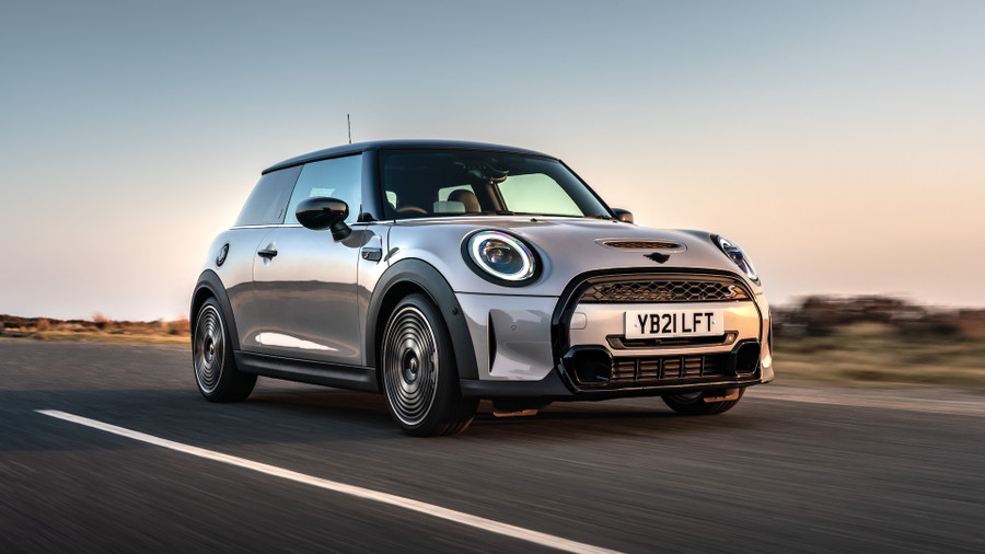 Chiếc MINI Cooper 3 Door vẫn giữ nét thiết kế cổ điển của hãng xe. Ảnh: ST