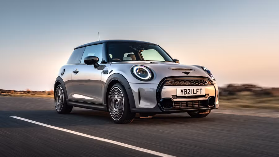 Chiếc MINI Cooper 3 Door vẫn giữ nét thiết kế cổ điển của hãng xe. Ảnh: ST