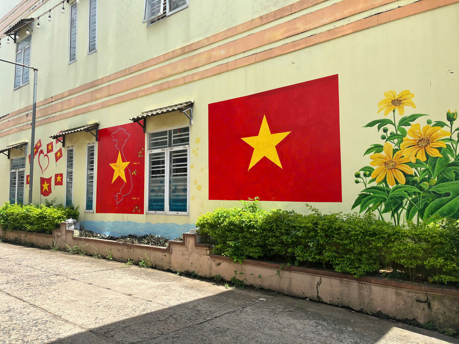 Tại số nhà 660 Phạm Văn Đồng (TP. Pleiku) vách tường nhà được trang trí cờ đỏ sao vàng. Ảnh: Hoàng Hoài