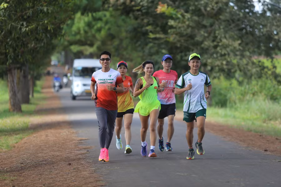 Nhóm bạn trẻ tham gia chạy bộ tại TP. Pleiku. Ảnh: NVCC