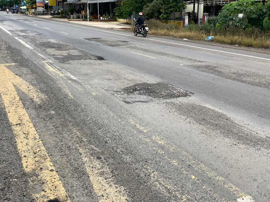 Tại Km 1635 thuộc thị trấn Chư Sê, tỉnh Gia Lai xuất hiện nhiều hố rộng và sâu, tái diễn tình trạng trám vá được vài bữa lại hư hỏng. Ảnh: Bích Ngọc