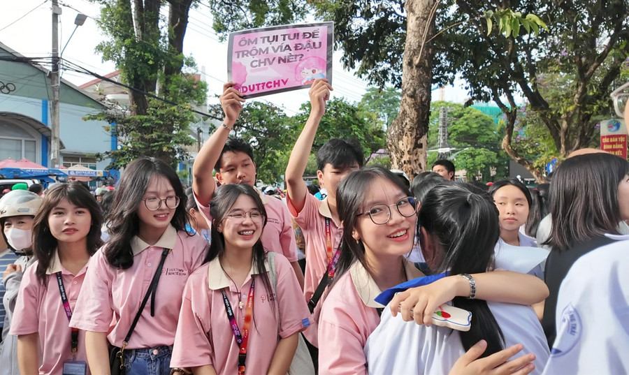Những cái ôm cổ vũ tinh thần cho sĩ tử của các tình nguyện viên sau khi kết thúc mỗi môn thi. Ảnh: Ngọc Duy Những cái ôm cổ vũ tinh thần cho sĩ tử của các tình nguyện viên sau khi kết thúc mỗi môn thi. Ảnh: Ngọc Duy