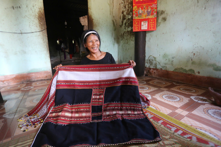 Nụ cười rạng ngời của chị Hme khi khoe thành quả với chúng tôi. Ảnh: Bích Ngọc