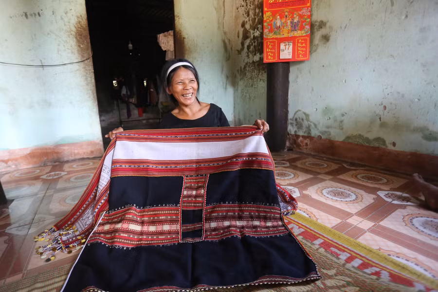 Nụ cười rạng ngời của chị Hme khi khoe thành quả với chúng tôi. Ảnh: Bích Ngọc