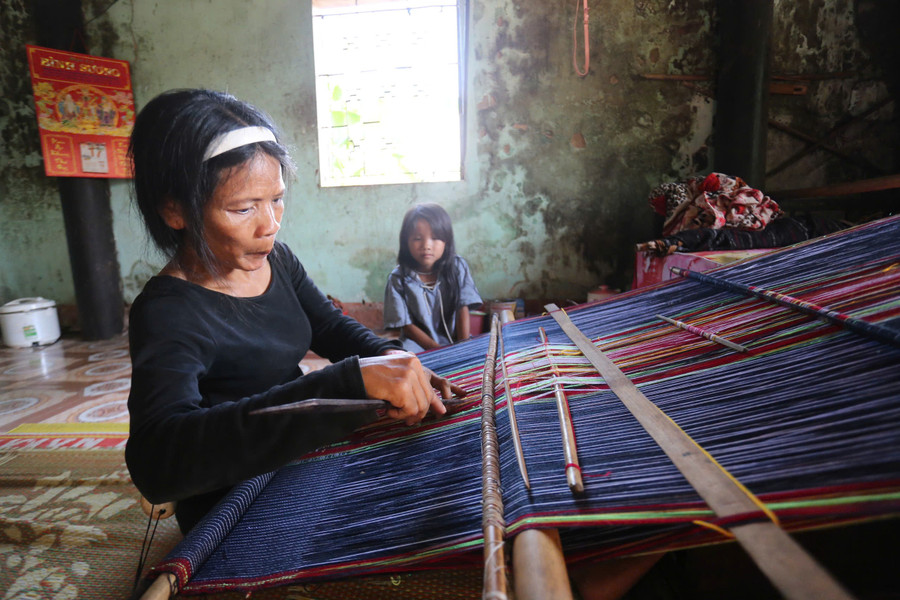 Chị Hme tỉ mỉ với từng sợi chỉ. Ảnh: Bích Ngọc