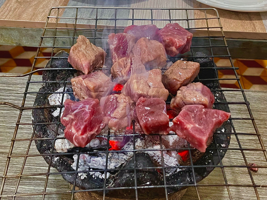 Những cục thịt bò cắt thành miếng vừa miệng được nướng trên than hồng. Ảnh: Bích Ngọc