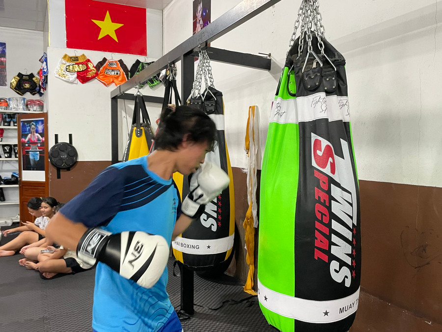 Học viên Hồ Hữu Huy luyện tập những động tác kỹ thuật Boxing. Ảnh: Bích Ngọc