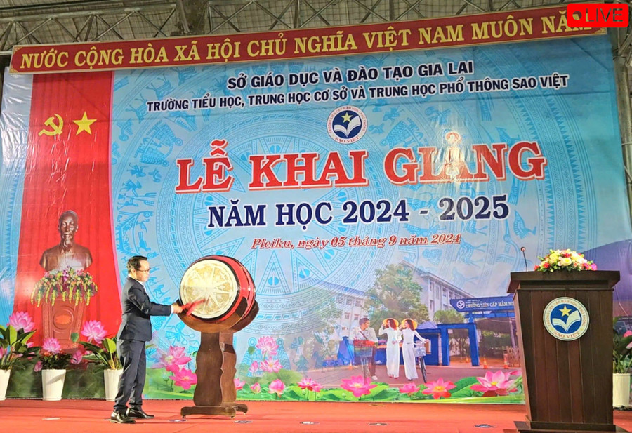 Ông Đồng Ánh Dương-Hiệu trưởng Trường Tiểu học, THCS và THPT Sao Việt đánh trống khai giảng năm học mới. Ảnh: Ngọc Duy Ông Đồng Ánh Dương-Hiệu trưởng Trường Tiểu học, THCS và THPT Sao Việt đánh trống khai giảng năm học mới. Ảnh: Ngọc Duy
