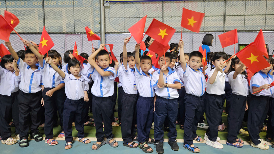 Các em học sinh lớp 1A1 Trường Tiểu học, THCS và THPT Sao Việt, phấn khởi trong ngày khai giảng năm học mới. Ảnh: Ngọc Duy Các em học sinh lớp 1A1 Trường Tiểu học, THCS và THPT Sao Việt, phấn khởi trong ngày khai giảng năm học mới. Ảnh: Ngọc Duy