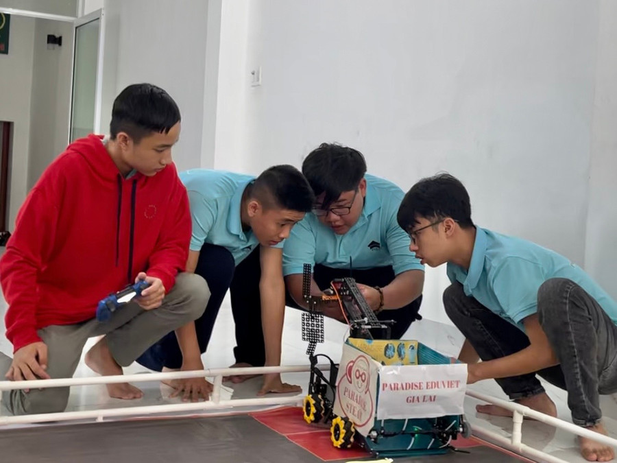 Các em học sinh đang kiểm tra và sửa chữa robot. Ảnh: Hoàng Hoài Các em học sinh đang kiểm tra và sửa chữa robot. Ảnh: Hoàng Hoài