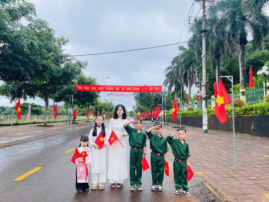 Tại huyện Đức Cơ, các bạn trẻ đã tranh thủ diện trang phục truyền thống đến các con “đường cờ Tổ quốc” để check in chào mừng kỷ niệm 79 năm Quốc khánh 2-9. Ảnh: DUC CO 247