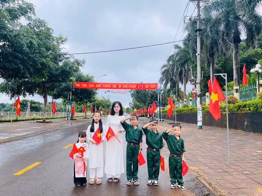 Tại huyện Đức Cơ, các bạn trẻ đã tranh thủ diện trang phục truyền thống đến các con “đường cờ Tổ quốc” để check in chào mừng kỷ niệm 79 năm Quốc khánh 2-9. Ảnh: DUC CO 247