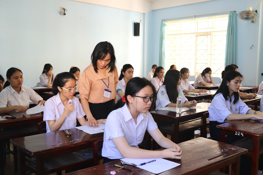 Các thí sinh dự thi môn Tiếng Anh (không chuyên) vào sáng 7-6. Ảnh: Lạc Hà