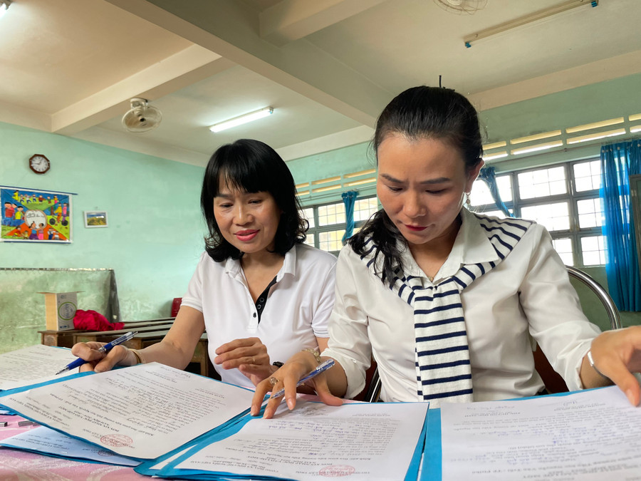 Tổ tuyển sinh vào lớp 1 của Trường Tiểu học Nguyễn Văn Trỗi (phường Hoa Lư, TP. Pleiku) kiểm tra hồ sơ học sinh. Ảnh: Bích Ngọc