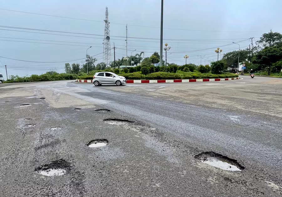 Mặt đường quốc lộ 14 (đoạn bùng binh Hàm Rồng, TP. Pleiku) xuất hiện nhiều ổ gà sâu gần 20cm. Ảnh: Bích Ngọc