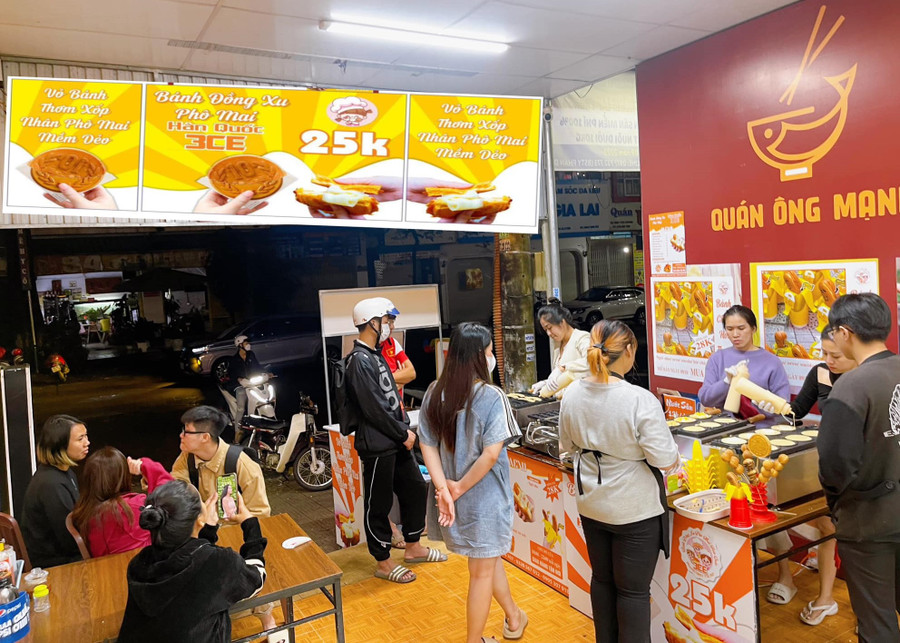 Cửa hàng bánh đồng xu phô mai lúc nào cũng có khách hàng đứng đợi mua bánh. Ảnh: ĐVCC Cửa hàng bánh đồng xu phô mai lúc nào cũng có khách hàng đứng đợi mua bánh. Ảnh: ĐVCC