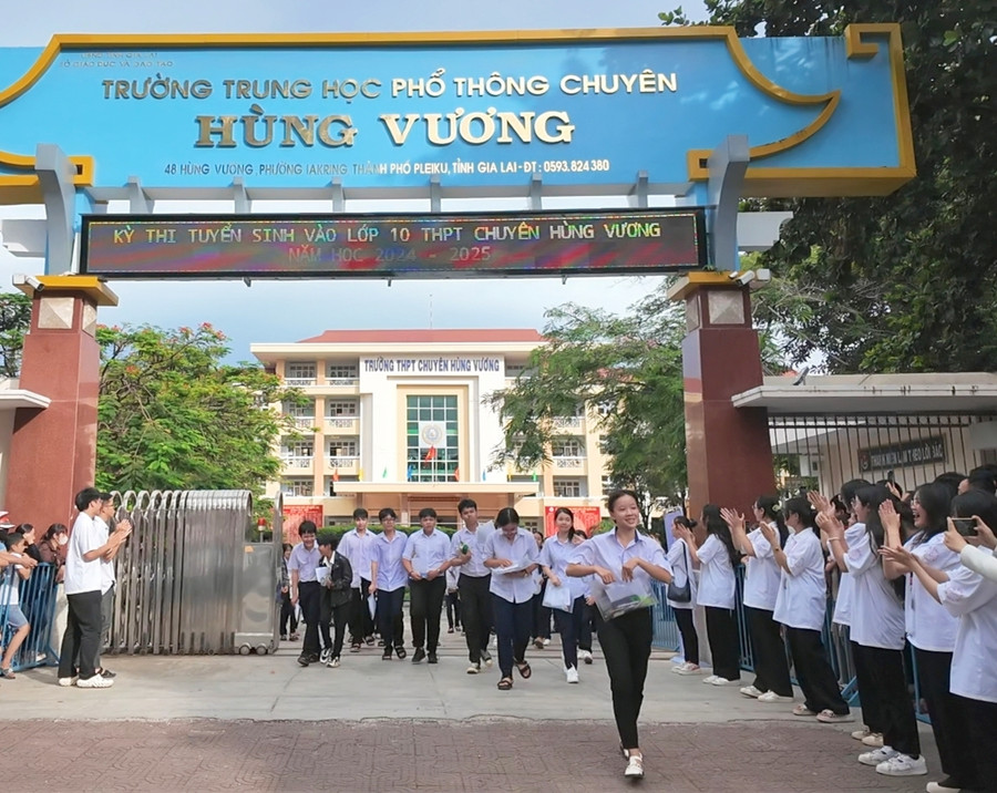 Nhiều thí sinh phấn khởi rời khỏi điểm thi Trường THPT chuyên Hùng Vương sau khi kết thúc môn thi Tiếng Anh (không chuyên). Ảnh: Ngọc Duy Nhiều thí sinh phấn khởi rời khỏi điểm thi Trường THPT chuyên Hùng Vương sau khi kết thúc môn thi Tiếng Anh (không chuyên). Ảnh: Ngọc Duy