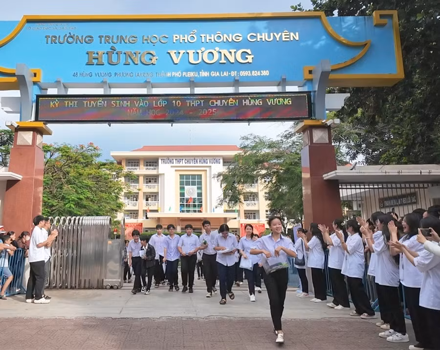 Nhiều thí sinh phấn khởi rời khỏi điểm thi Trường THPT chuyên Hùng Vương sau khi kết thúc môn thi Tiếng Anh (không chuyên). Ảnh: Ngọc Duy