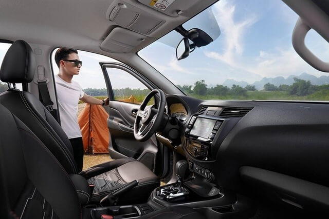 Không gian khoang lái của Nissan Navara 2024. Ảnh: ST