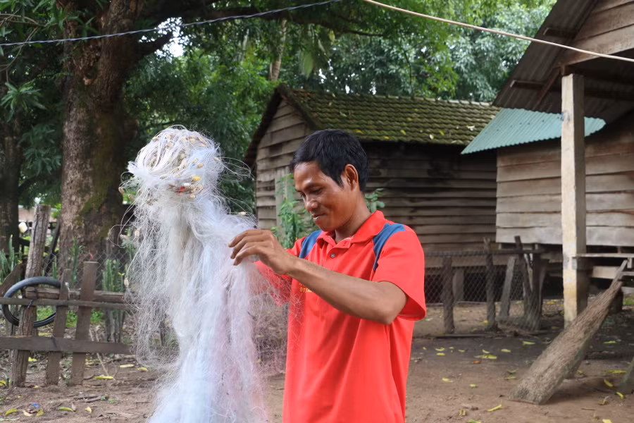 Lưới của anh Siu Vân (làng Krông, xã Ia Mơ, huyện Chư Prông) chỉ treo một góc vì hồ không còn nhiều cá để đánh bắt. Ảnh: Hoàng Hoài