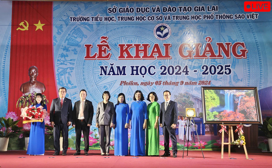 Đồng chí Nguyễn Thị Thanh Lịch-Tỉnh ủy viên, Phó Chủ tịch Ủy ban nhân dân tỉnh lên trao tặng quà cho nhà trường. Ảnh: Ngọc Duy Đồng chí Nguyễn Thị Thanh Lịch-Tỉnh ủy viên, Phó Chủ tịch Ủy ban nhân dân tỉnh lên trao tặng quà cho nhà trường. Ảnh: Ngọc Duy