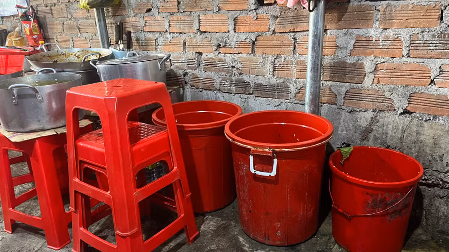 Xô chậu chứa đồ ăn thừa để cùng đồ ăn bày bán. Ảnh: Hoàng Hoài