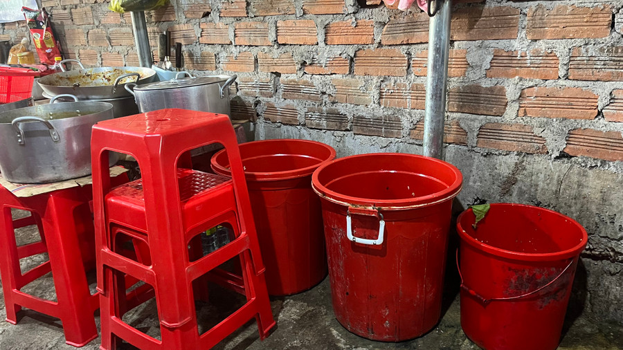 Xô chậu chứa đồ ăn thừa để cùng đồ ăn bày bán. Ảnh: Hoàng Hoài Xô chậu chứa đồ ăn thừa để cùng đồ ăn bày bán. Ảnh: Hoàng Hoài