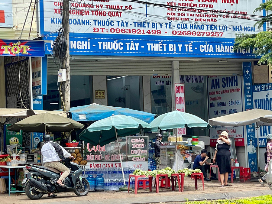 Quán được che bằng ô dù bám đầy bụi, ngoài ra phía trước còn tận dụng phơi thực phẩm. Ảnh: Bích Ngọc Quán được che bằng ô dù bám đầy bụi, ngoài ra phía trước còn tận dụng phơi thực phẩm. Ảnh: Bích Ngọc