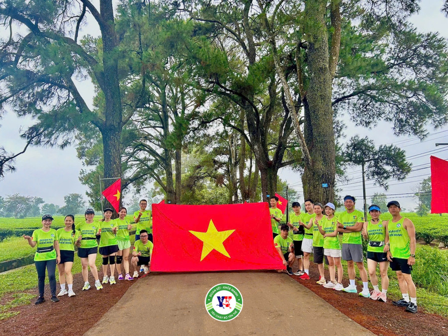 CLB Yêu chạy bộ Yên Thế tập trung đông đúc để lưu lại những kỷ niệm nhân dịp lễ Quốc khánh 2-9. Ảnh: Tuấn Đạt