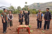 Tổ chức lễ cúng làm nhà rông truyền thống dưới chân núi lửa Chư Đang Ya