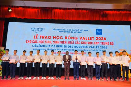 Trao hơn 6,1 tỷ đồng học bổng Vallet cho học sinh, sinh viên Duyên hải Nam Trung Bộ và Tây Nguyên
