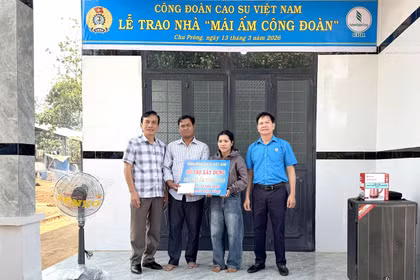 Niềm vui của gia đình công nhân dân tộc thiểu số tại Gia Lai khi nhận bàn giao "Mái ấm Công đoàn"