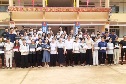 Chư Sê tặng 136 suất quà cho học sinh khó khăn trước kỳ thi tốt nghiệp THPT.
