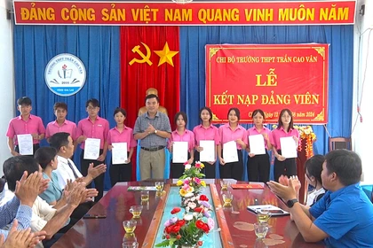 Ươm mầm “hạt giống đỏ” từ mái trường phổ thông.