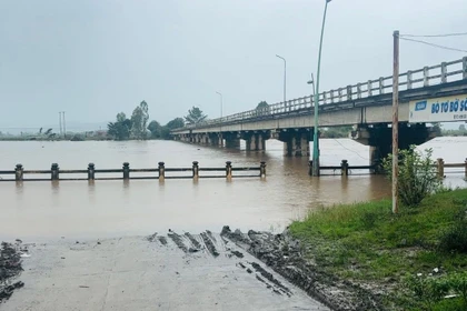 Tiếp tục điều tiết nước qua tràn hồ chứa Ayun Hạ và Ia Mláh