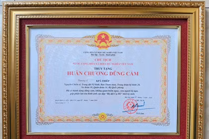 Chủ tịch nước truy tặng Huân chương Dũng cảm cho Thượng sĩ Kpă Thiêp
